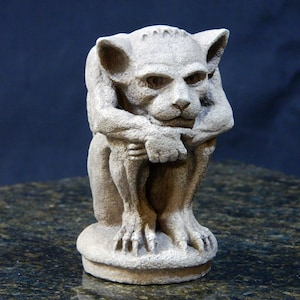 Paar kleine Irving Gargoyles, Gothic Statuen NYC-Cast Stone Skulptur, Geschenkidee, Handgemachtes Sammlerstück Bild 2