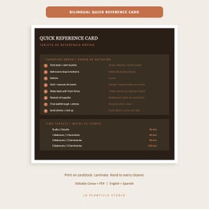 Könnte beinhalten: Eine zweisprachige Schnellreferenzkarte für die Reinigung, mit dunkelbraunem Hintergrund und weißem Text. Sie enthält eine achtstufige Checkliste für den Wechsel sowie Zeitvorgaben für Studios und Unterkünfte mit einem, zwei oder drei Schlafzimmern.