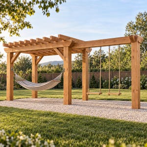 Peut inclure: Une structure de pergola en bois comprenant un hamac en tissu rayé suspendu par des chaînes d'un côté et deux sièges de balançoire en bois suspendus par des cordes de l'autre, le tout soutenu par des poteaux verticaux et des poutres.