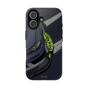 Könnte beinhalten: Eine dunkelgraue Smartphone-Hülle mit einer stilisierten Illustration eines dunkelgrauen Sportwagens mit leuchtend lindgrünen Rädern. Das Auto ist in einer Driftbewegung mit Reifenspuren auf der Straße dargestellt. Der Text EDC ist auf der Stoßstange.