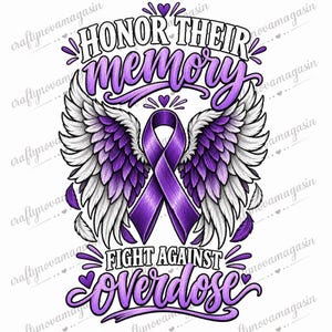 Puede incluir: Un diseño gráfico que presenta un lazo de concienciación morado centrado entre dos alas de ángel detalladas en blanco y morado. El texto dice HONOR THEIR memory en la parte superior y FIGHT AGAINST OVERDOSE en la parte inferior en letras moradas y negras.