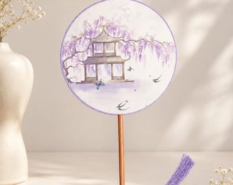 Abanico de mano tradicional chino de seda lavanda – Elegante diseño de pabellón de glicinias, decoración estética asiática, accesorio para hanfu y cosplay, hecho a mano.