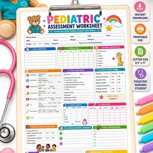 Könnte beinhalten: Ein pädiatrisches Bewertungsblatt auf einem Klemmbrett mit Abschnitten für Patientendaten, Vitalzeichen und klinische Notizen. Das Dokument enthält bunte Symbole eines Teddybären, einer Giraffe und eines Elefanten sowie den Text Pediatric Assessment Worksheet und Know Your Little Patient. Assess. Care. Thrive.