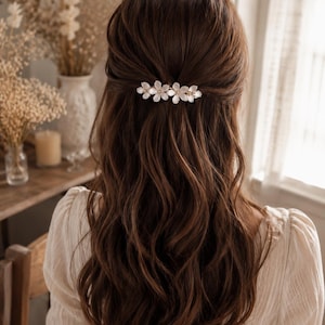 Pinza para el cabello Boho Chic con flor blanca – Pasador floral dorado para mujer – Elegante accesorio de boda – Pinza para el cabello vintage con diamantes de imitación