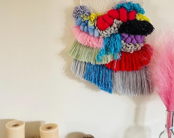 Heldere mini-muurhanger met regenboog