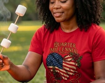 クォーターミレニアル アメリカ国旗ハートTシャツ | EST 1776 愛国シャツ