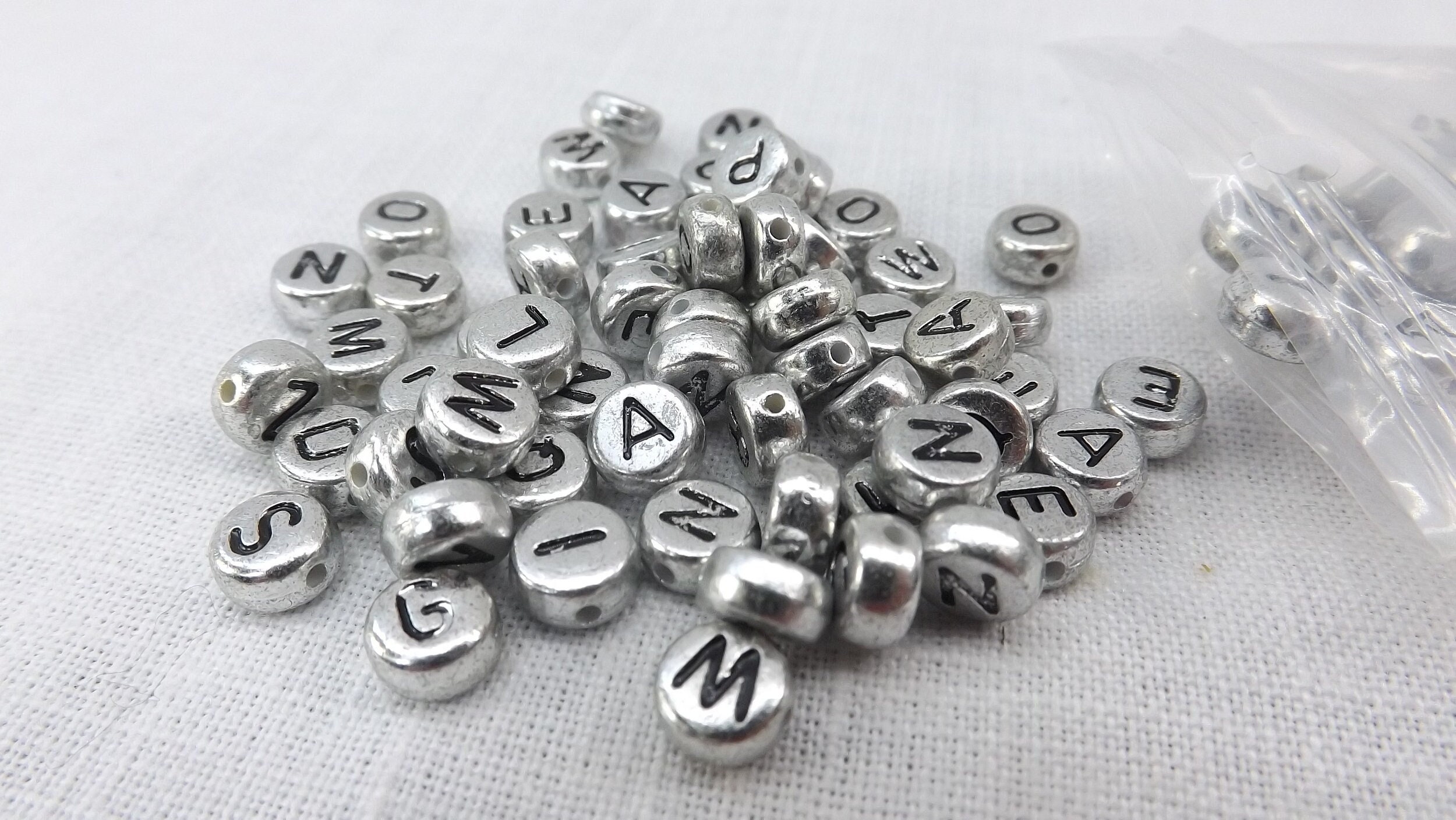 FASHEWELRY 1000Pcs Acrylic Flat Round Letter Beads 7x4mm Transparent  Alphabet AZ Spacer Beads for DIY Necklace Bracelet Jewelry Making (Clear)