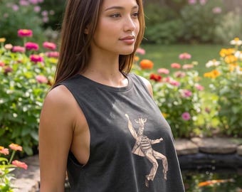 Krótki top z tańczącą żyrafą, uroczy, graficzny t-shirt ze zwierzęcym motywem, krótka koszulka damska, artystyczny, szkicowy top, zabawna koszulka z żyrafą, prezent dla miłośników żyraf