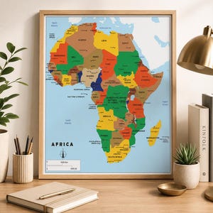 Peut inclure: Une carte murale encadrée de l'Afrique présentant une disposition politique colorée avec des frontières distinctes pour chaque pays. La carte inclut le texte "AFRICA" dans le coin inférieur gauche, une rose des vents et une échelle de 1000 km.