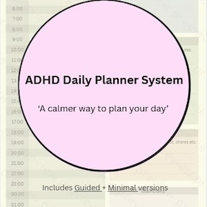 Peut inclure: Un planificateur quotidien sur fond beige clair. Un grand cercle rose au centre indique "ADHD Daily Planner System" et "A calmer way to plan your day". Comprend des sections pour le blocage du temps, les priorités et les niveaux d'énergie.