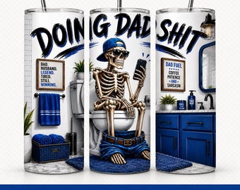 Adesivo para copo térmico "Doing Dad Shit", estampa divertida de esqueleto fazendo cocô em vaso sanitário, design PNG moderno e retrô para o Dia dos Pais, download digital.