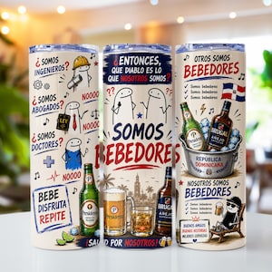 Op de afbeelding: Drie witte geïsoleerde bekers met humoristische illustraties en tekst. Eén beker heeft de tekst "¿SOMOS INGENIEROS?" en "SOMOS BEBEDORES". Een andere zegt "ENTONCES, QUE DIABLO ES LO QUE NOSOTROS SOMOS". De derde zegt "OTROS SOMOS BEBEDORES".