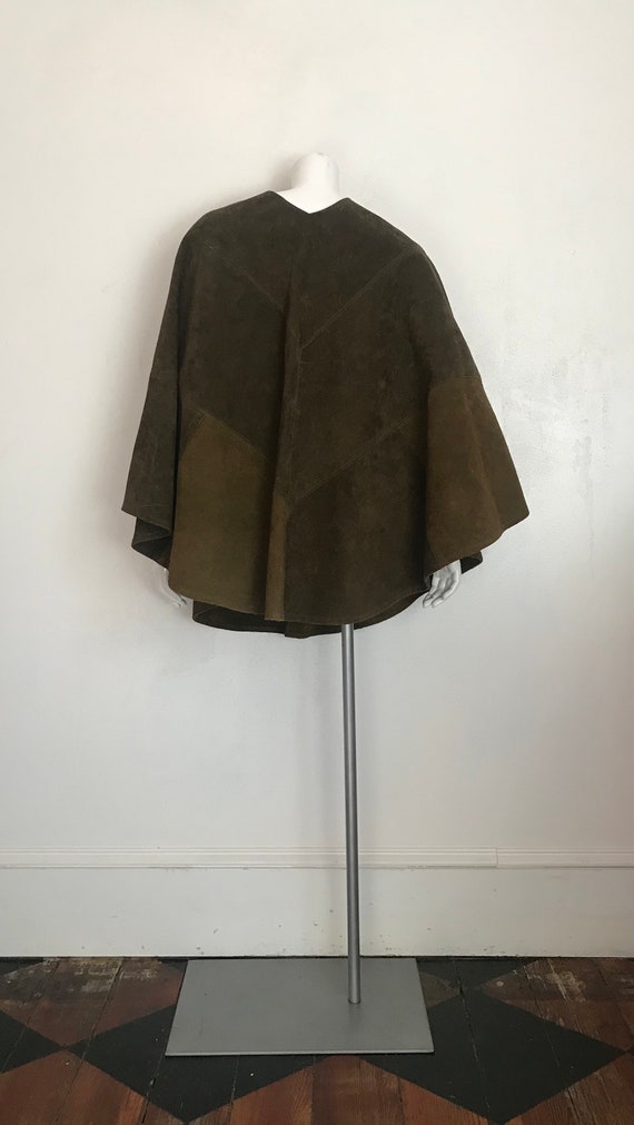 1970's olive green suede cape with floral embroid… - image 5