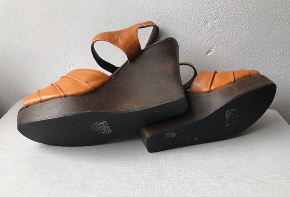 1970's Caressa leather and wood platforms/size 7 - image 9