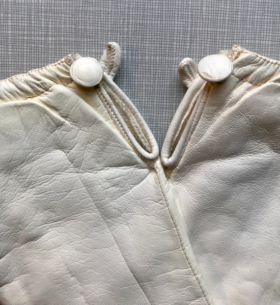 1960's Casual Corner white leather gloves/size me… - image 3