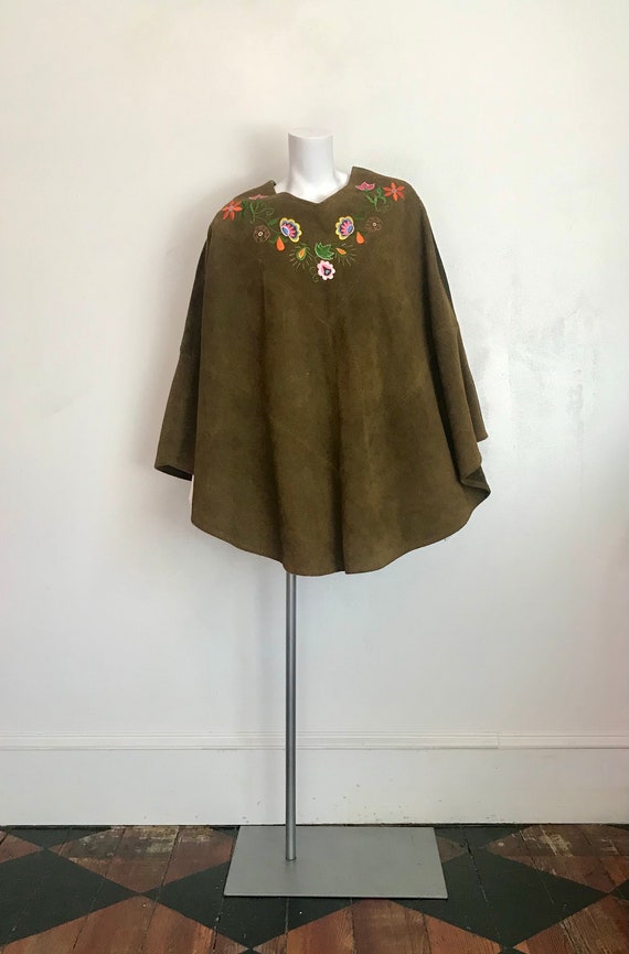 1970's olive green suede cape with floral embroid… - image 3