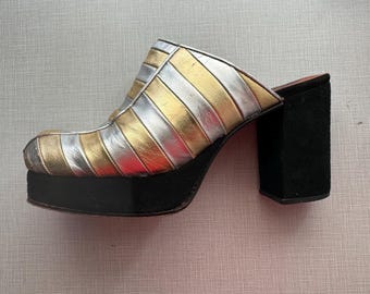 1970er Jahre gestreifte Metallic-Ledersandalen