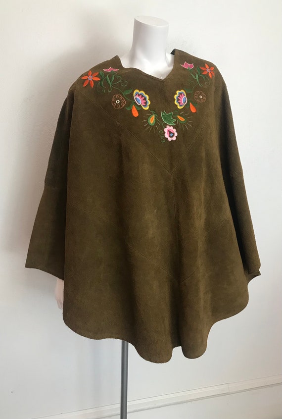 1970's olive green suede cape with floral embroid… - image 1