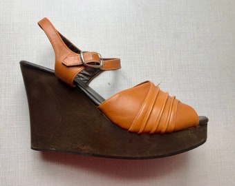 1970's Caressa leather and wood platforms/size 7