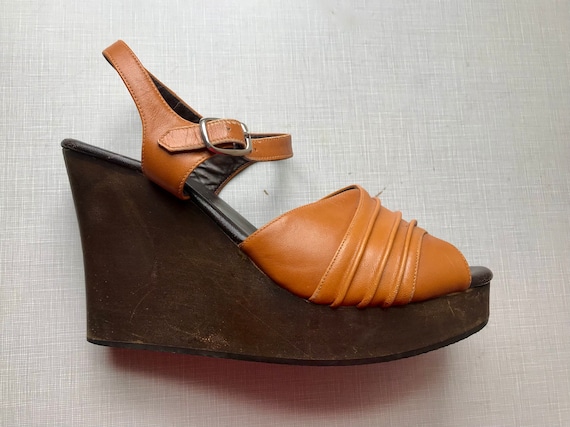 1970's Caressa leather and wood platforms/size 7 - image 5