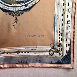 Bufanda de seda del zodiaco de Calvin Klein de los años 80
