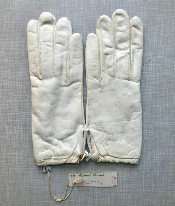 1960's Casual Corner white leather gloves/size me… - image 1