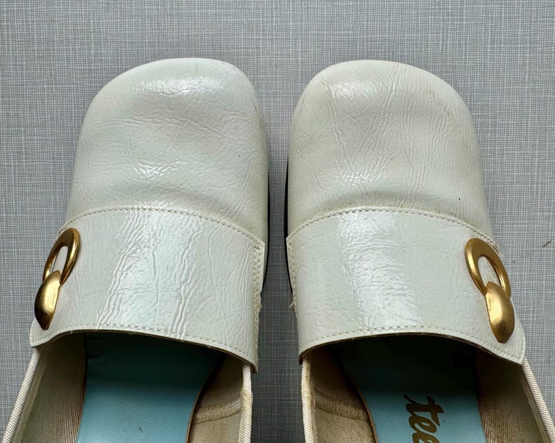 Weiße Vinyl-Pumps mit klobigem Absatz aus dem Film „Teen Maids“ der 1970er Jahre, Größe 8 1/2 Bild 1