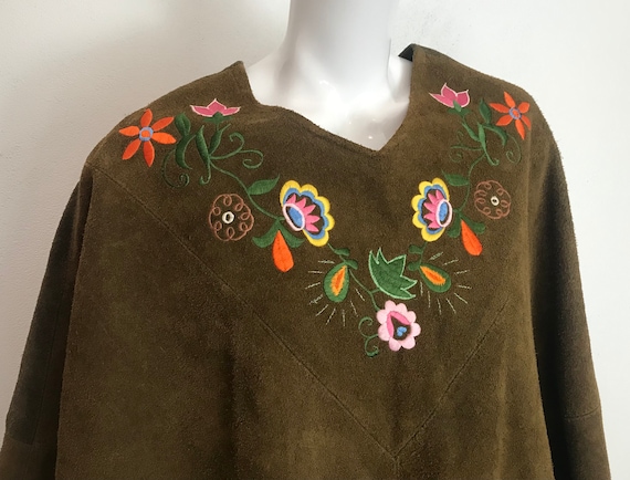 1970's olive green suede cape with floral embroid… - image 6