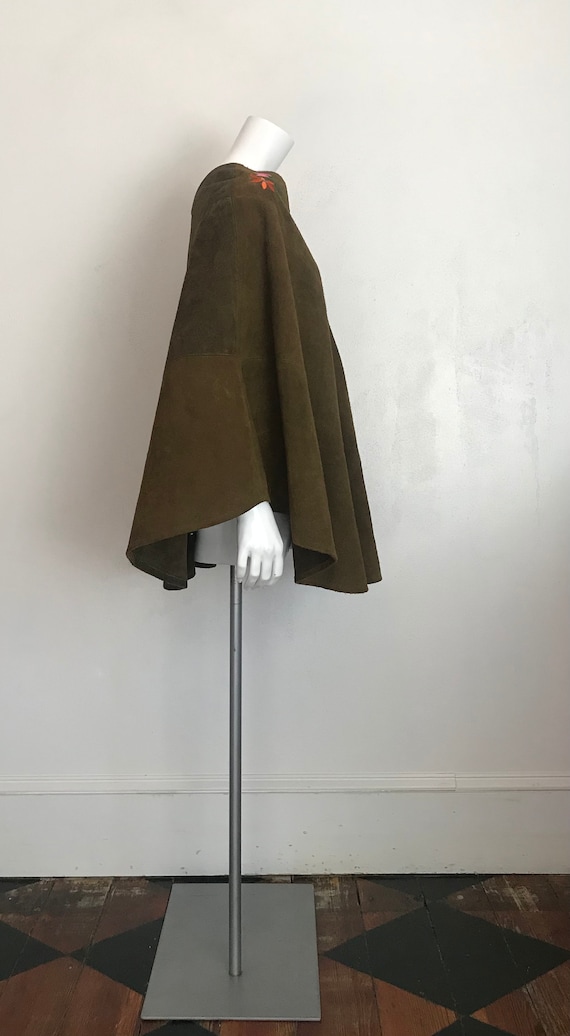 1970's olive green suede cape with floral embroid… - image 4