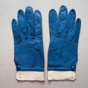 60er Jahre Handschuhe aus azurblauem Leder mit weißen Bündchen/Made in France