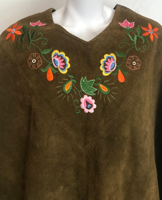 1970's olive green suede cape with floral embroid… - image 2