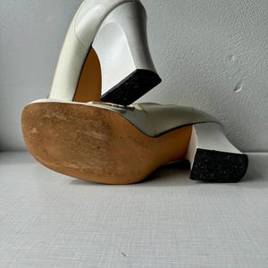 Weiße Vinyl-Pumps mit klobigem Absatz aus dem Film „Teen Maids“ der 1970er Jahre, Größe 8 1/2 Bild 10