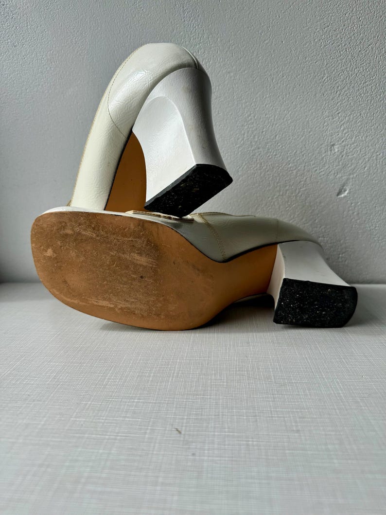 Weiße Vinyl-Pumps mit klobigem Absatz aus dem Film „Teen Maids“ der 1970er Jahre, Größe 8 1/2 Bild 10