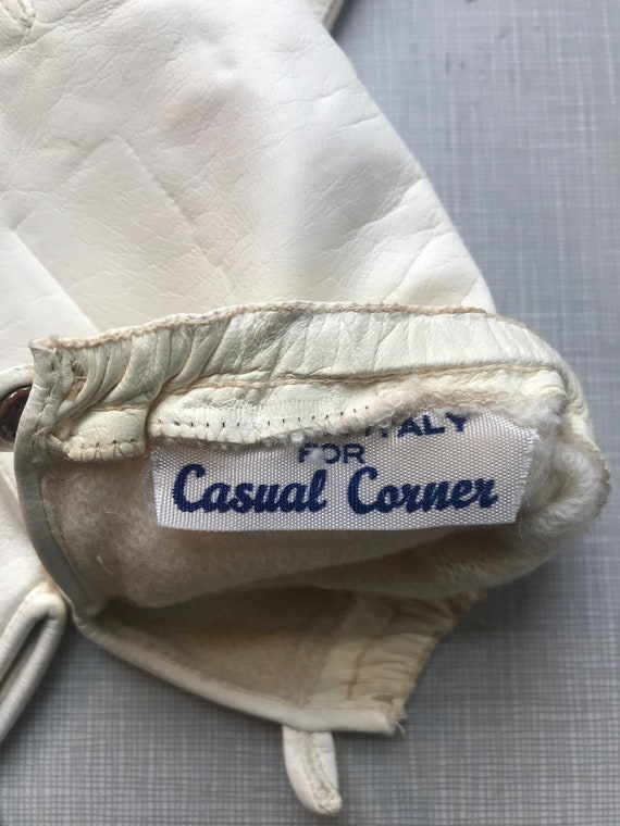 1960's Casual Corner white leather gloves/size me… - image 4