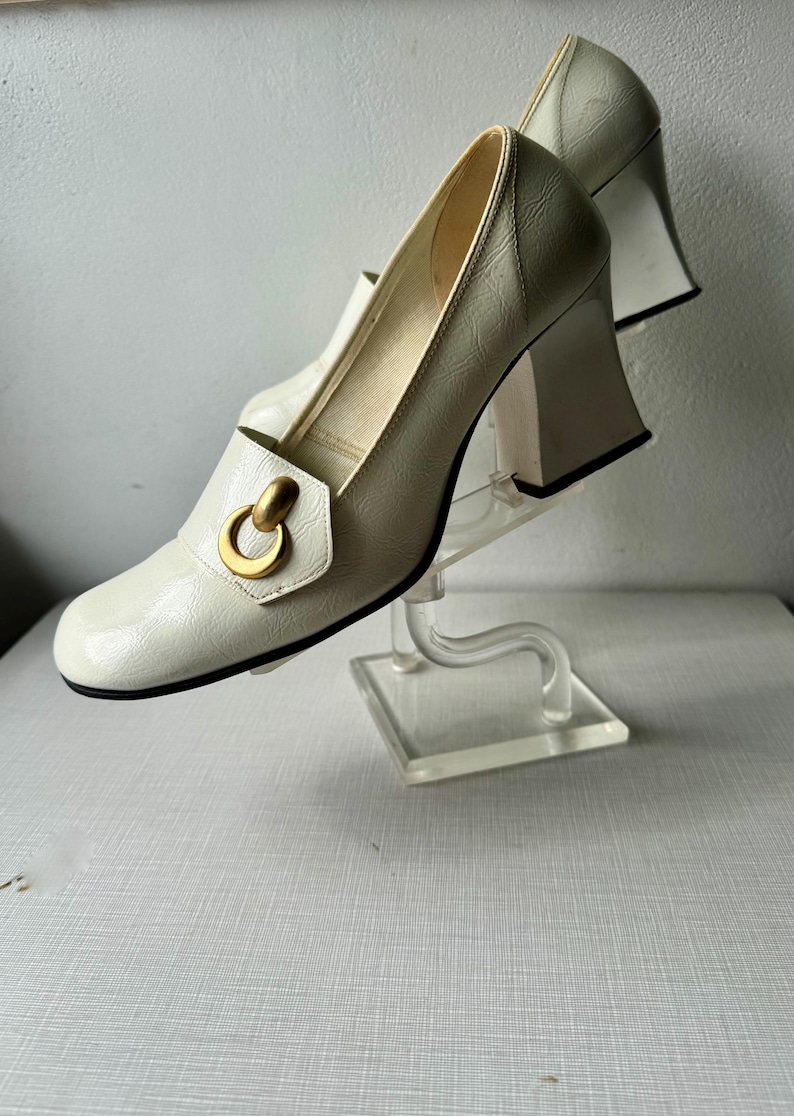 Weiße Vinyl-Pumps mit klobigem Absatz aus dem Film „Teen Maids“ der 1970er Jahre, Größe 8 1/2 Bild 4