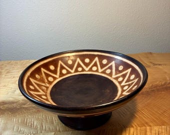 Ciotola vintage del 2001 di José Sosa Chulucanas in ceramica peruviana con piedistallo, 30 cm, firmata, realizzata a mano, in terracotta, con decorazioni geometriche e arte popolare.