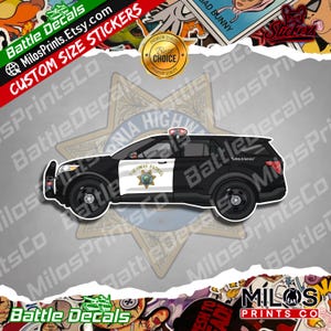 Könnte beinhalten: Ein schwarz-weißer Aufkleber eines California Highway Patrol SUV. Der Aufkleber trägt die Aufschrift "Highway Patrol" und "Safety & Service" auf dem Fahrzeug. Der Aufkleber hat auch den Text "Battle Decals" und "MilosPrints.Etsy.com CUSTOM SIZE STICKERS".