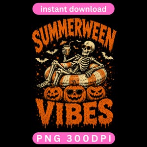 Peut inclure: Un design graphique avec le texte orange dégoulinant SUMMERWEEN VIBES. Un squelette portant des lunettes de soleil se détend dans une bouée rayée en tenant une boisson. En dessous, trois citrouilles d'Halloween avec lunettes sur fond noir.