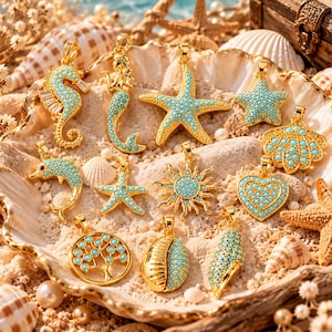 Puede incluir: Una colección de colgantes de metal dorado con incrustaciones de piedras color turquesa. Los dijes incluyen formas de caballito de mar, sirena, estrella de mar, delfín, sol, corazón, árbol y varias conchas, dispuestos en una concha grande.