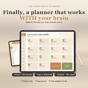 Op de afbeelding: Een digitale planner weergegeven op een tabletscherm met de tekst THE ADHD ADULT PLANNER, Finally, a planner that works WITH your brain, en Made for the way your brain actually works. De interface bevat secties zoals Daily Planner, Weekly Map en Habits & Mood.