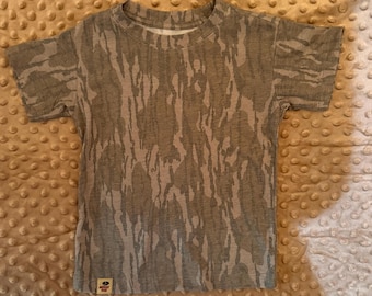 Camiseta infantil Mossy Oak Bottomland Tri-Blend / Camisa de camuflaje para caza juvenil