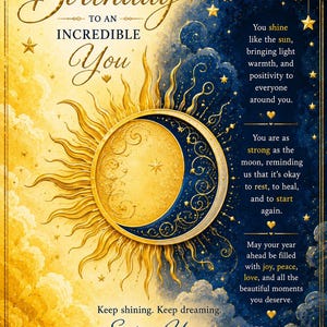Puede incluir: Una tarjeta de felicitación de cumpleaños rectangular con un diseño dividido entre un sol dorado y un cielo nocturno azul oscuro estrellado. Un emblema circular central combina rayos de sol y una luna creciente. El texto incluye Happy Birthday to an Incredible You, Keep shining. Keep dreaming. Enjoy Your Special Day!, y mensajes inspiradores sobre luz, fuerza y alegría.