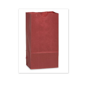 Puede incluir: Una bolsa de papel roja, alta y rectangular, con base plana. La bolsa est&aacute; vac&iacute;a y tiene una superficie ligeramente texturizada. La parte superior de la bolsa est&aacute; abierta con un recorte curvo.