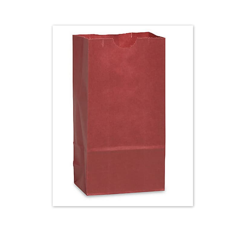 Puede incluir: Una bolsa de papel roja, alta y rectangular, con base plana. La bolsa est&aacute; vac&iacute;a y tiene una superficie ligeramente texturizada. La parte superior de la bolsa est&aacute; abierta con un recorte curvo.