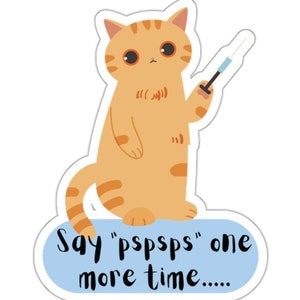 Puede incluir: Un gato atigrado naranja con una jeringa en su pata, de pie sobre un fondo azul con el texto "Di "pspsps" una vez más..."