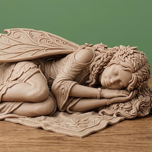 Op de afbeelding: Een beige feeënbeeldje in een slapende pose, met gedetailleerde vleugels en vloeiend haar versierd met bloemaccenten. De fee ligt op een decoratieve mat, waardoor een serene en grillige scène ontstaat.