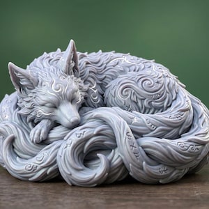 Könnte beinhalten: Eine detaillierte, graue Skulptur eines schlafenden Fuchses, der sich zusammengerollt hat. Das Fell des Fuchses ist aufwendig mit Wirbelmustern und Runen geschnitzt. Die Skulptur ruht auf einer Holzoberfläche vor einem grünen Hintergrund.