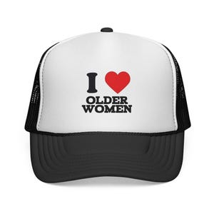 Könnte beinhalten: Eine schwarz-weiße Trucker-Mütze mit dem Text "I ❤️ OLDER WOMEN" in Schwarz und Rot. Die Mütze hat eine weiße Frontplatte mit der Grafik und einen schwarzen Schirm und ein Mesh-Rückenteil.