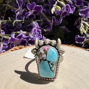 Justerbar ring i sterlingsilver med sockervadd i turkos och västerländskt statement-motiv
