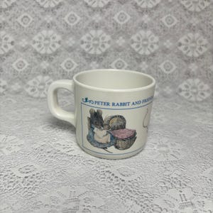 Taza infantil vintage de Peter Rabbit y sus amigos de Beatrix Potter, diseño Eden Nursery Cup